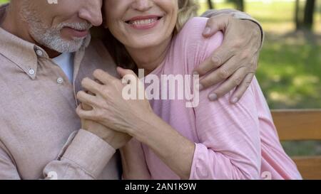 Liebevolle senior Paar in Park, angenehmen Ruhestand, sichere Alter Stockfoto