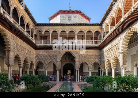 Der Patio de Las Doncellas und Galeria Alta der Palacio del Rey Don Pedro in der Real Alcazar. Stockfoto