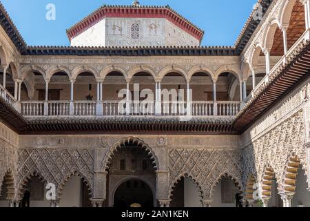 Detail der polylobed und klassischen Bögen der Patio de Las Doncellas und Galeria Alta der Palacio del Rey Don Pedro in der Real Alcazar. Stockfoto