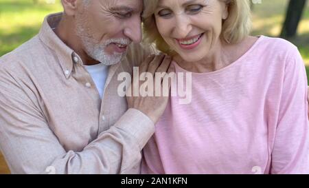Ehepaar im Freien Datum, gemeinsam Lachen, Bezug Nähe Stockfoto