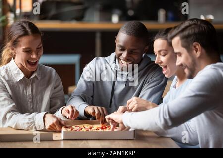 Lächelnde Freunde Treffen im Restaurant genießen leckere Pizza Stockfoto