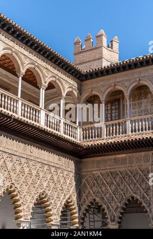 Ecke detail Der polylobed und klassischen Bögen der Patio de Las Doncellas und Galeria Alta der Palacio del Rey Don Pedro in der Real Alcazar Stockfoto