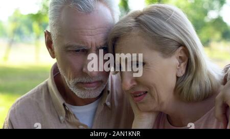 Alte paar Weinen und umarmen, sich gegenseitig unterstützen, Krankheit, Armut, Verlust Stockfoto