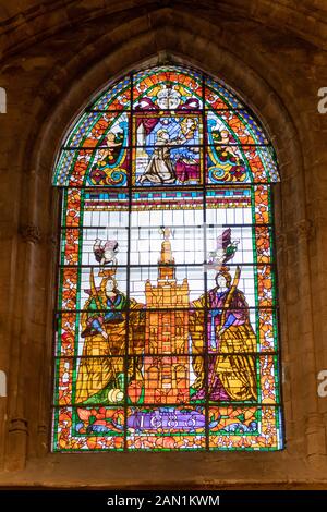 Die 1685 Glasfenster in der Kapelle des Hl. Antonius, der beiden Sevillanischen Märtyrer, Heiligen Justa und Rufina, Schutz der berühmten Giralda Stockfoto