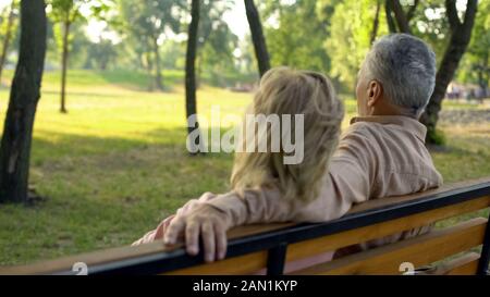 Senior Paar sitzt auf der Bank, genießen die Landschaft Wochenende zusammen, Reisen Stockfoto