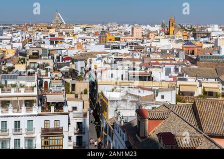 Mit der Iglesia del Salvador & Puente del Alamillo am Horizont, von Sevilla farbenfroh, engen Gassen und Kirchtürme Recke unterhalb der Giralda Stockfoto