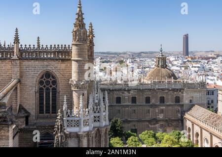 Steigende über den Patio de Los Naranjos, die Kathedrale von Sevilla und die Kuppel der Iglesia Sagrario Kontrast mit dem modernen Torre Sevilla in der Ferne Stockfoto