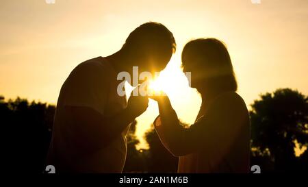Silhouette von Gentlemen's Küssen Frau Hand, Senior Paar in Liebe, Romantik Stockfoto