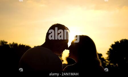 Ältere Mann und Frau nuzzling, glückliche Ehe, rentnerehepaar Glück Stockfoto