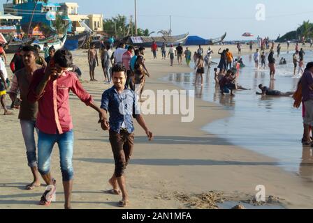 Kovalam, Kelara/ Indien: Indische Einheimische am Kovalam Strand, einem der schönsten Strände Indiens Stockfoto