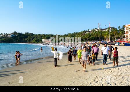 Kovalam, Kelara/ Indien: Indische Einheimische am Kovalam Strand, einem der schönsten Strände Indiens Stockfoto