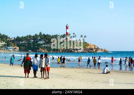 Kovalam, Kelara/ Indien: Indische Einheimische am Kovalam Strand, einem der schönsten Strände Indiens Stockfoto