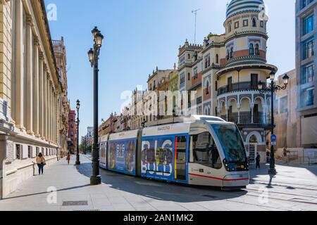 Eine moderne Tram José Espiau y Muñoz 1922 Edificio La Adriática, ein schönes Beispiel für die eklektische Architektur auf der Constitution Avenue. Stockfoto