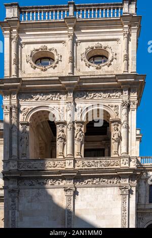 Die reich verzierte Fassade aus Stein von Sevilla plateresken Architektur Casa Consistorial (Rathaus) an der Plaza de San Francisco. Stockfoto