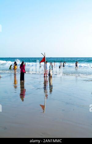 Kovalam, Kelara/ Indien: Indische Einheimische am Kovalam Strand, einem der schönsten Strände Indiens Stockfoto