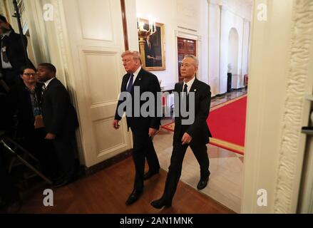 Washington, DC, USA. Januar 2020. US-Präsident Donald Trump und der chinesische Vize-Premier Liu He, der auch Mitglied des Politischen Präsidiums des Zentralkomitees der Kommunistischen Partei Chinas und Chef der chinesischen Seite des umfassenden Wirtschaftsdialogs zwischen China und den USA ist, Ankunft im East Room des Weißen Hauses für den China-US Phase-One Trade Deal, der in Washington, DC, den Vereinigten Staaten, 15. Januar 2020 unterzeichnet wurde. Credit: Wang Ying/Xinhua/Alamy Live News Stockfoto