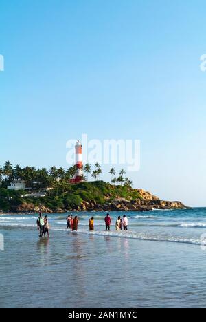 Kovalam, Kelara/ Indien: Indische Einheimische am Kovalam Strand, einem der schönsten Strände Indiens Stockfoto