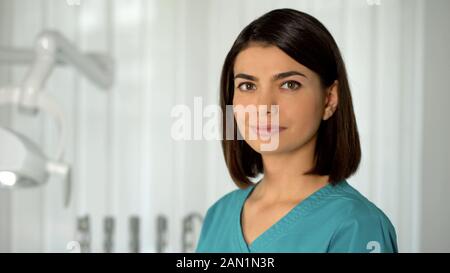Frau Doktor mit charmanten Lächeln für die Kamera posiert Vertrauen und Professionalität Stockfoto