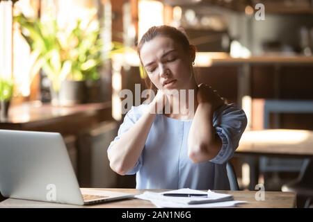 Müde Mädchen massieren Hals leiden unter schmerzhaftem Gefühl Stockfoto