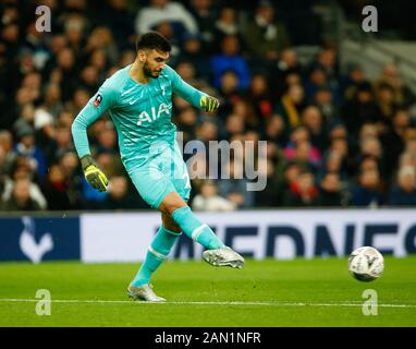 London, ENGLAND - JANUAR14: Tottenham Hotspur's Paulo Gazzaniga während der dritten Runde des Emirates FA Cup Reply Match zwischen Tottenham Hotspur und Middlesborough am 14. Januar 2020 im Tottenham Hotspur Stadium, London, England. Stockfoto