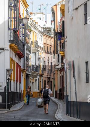 Bunte Gebäude umgrenzen die enge Calle Santiago in Santa Cruz, Sevilla Stockfoto