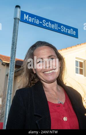 15. Januar 2020, Bayern, Wasserburg Am Inn: Marie Theres Kroetz-Relin, Tochter von Maria Schell, steht vor der Maria-Schell-Straße. In einem Entwicklungsbereich wurde die Straße nach der Schauspielerin benannt. Am 15. Januar 2020 wäre Maria Schell 94 Jahre alt gewesen. Foto: Armin Weigel / dpa Stockfoto