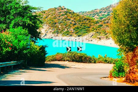 Straße zum Strand von Villasimius am Mittelmeer Insel Sardinien Italien Reflex Stockfoto