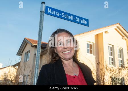 15. Januar 2020, Bayern, Wasserburg Am Inn: Marie Theres Kroetz-Relin, Tochter von Maria Schell, steht vor der Maria-Schell-Straße. In einem Entwicklungsbereich wurde die Straße nach der Schauspielerin benannt. Am 15. Januar 2020 wäre Maria Schell 94 Jahre alt gewesen. Foto: Armin Weigel / dpa Stockfoto