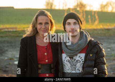 15. Januar 2020, Bayern, Wasserburg Am Inn: Marie Theres Kroetz-Relin steht mit ihrem Sohn Ferdinand Kroetz an der Maria-Schell-Straße. In einem Entwicklungsbereich wurde die Straße nach der Schauspielerin benannt. Am 15. Januar 2020 wäre Maria Schell 94 Jahre alt gewesen. Foto: Armin Weigel / dpa Stockfoto