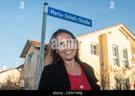 15. Januar 2020, Bayern, Wasserburg Am Inn: Marie Theres Kroetz-Relin, Tochter von Maria Schell, steht vor der Maria-Schell-Straße. In einem Entwicklungsbereich wurde die Straße nach der Schauspielerin benannt. Am 15. Januar 2020 wäre Maria Schell 94 Jahre alt gewesen. Foto: Armin Weigel / dpa Stockfoto