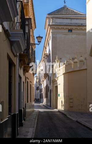 Die enge Calle Santiago führt am restaurierten Kloster Santa Maria de los Reyes vorbei, früher eine römische Necropolis und ein Palast aus Mittelalter und Renaissance. Stockfoto