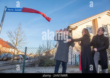 Januar 2020, Bayern, Wasserburg Am Inn: Marie Theres Kroetz-Relin, (M) Tochter von Maria Schell, Oliver Schell (r) Sohn von Maria Schell und Michael Kölbl (l, SPD), Bürgermeister von Wasserburg, öffnen Maria-Schell-Straße. In einem Entwicklungsbereich wurde die Straße nach der Schauspielerin benannt. Am 15. Januar 2020 wäre Maria Schell 94 Jahre alt gewesen. Foto: Armin Weigel / dpa Stockfoto