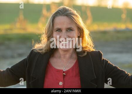 Januar 2020, Bayern, Wasserburg Am Inn: Marie Theres Kroetz-Relin, (Tochter von Maria Schell) steht an der Maria-Schell-Straße. In einem Entwicklungsbereich wurde die Straße nach der Schauspielerin benannt. Am 15. Januar 2020 wäre Maria Schell 94 Jahre alt gewesen. Foto: Armin Weigel / dpa Stockfoto