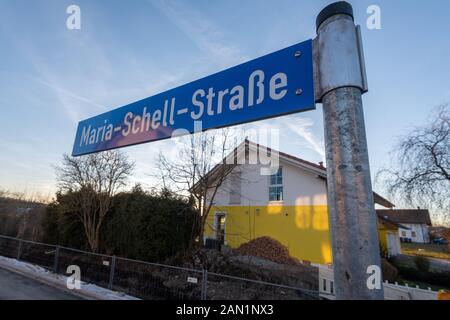 15. Januar 2020, Bayern, Wasserburg Am Inn: Maria-Schell-Straße steht auf einem Straßenschild. In einem Entwicklungsbereich wurde die Straße nach der Schauspielerin benannt. Am 15. Januar 2020 wäre Maria Schell 94 Jahre alt gewesen. Foto: Armin Weigel / dpa Stockfoto