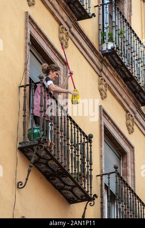 Ein sauberer Schüttelmopp auf einem Balkon eines Wohnblocks in Sevilla Stockfoto