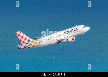 Palma de Mallorca, Spanien - 21. Juli 2018: Flugzeug Volotea Airbus A319 auf dem Flughafen Palma de Mallorca (PMI) in Spanien. Airbus ist ein Flugzeughersteller Stockfoto