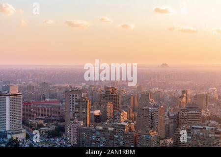 Kairo Skyline im Sonnenuntergang Strahlen, Ägypten Stockfoto