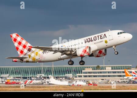 Palma de Mallorca, Spanien - 21. Juli 2018: Flugzeug Volotea Airbus A319 auf dem Flughafen Palma de Mallorca (PMI) in Spanien. Airbus ist ein Flugzeughersteller Stockfoto