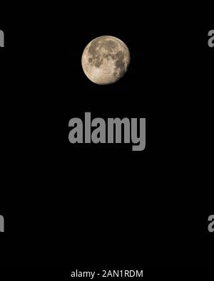 Schöne Aufnahme der erste Vollmond des Jahres 2020 mit schwarzen Himmel - Wolf Mond Stockfoto