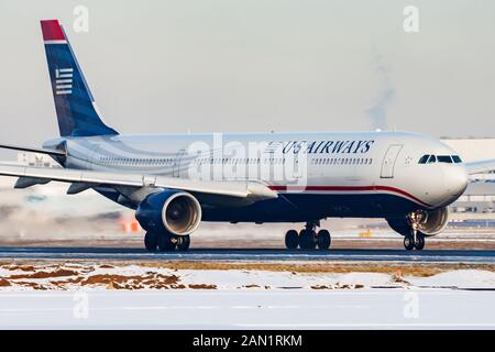 FRANKFURT/Deutschland - Dezember 8, 2012: US Airways Airbus A330-300 N271AY Passagierflugzeug Abflug am Flughafen Frankfurt Stockfoto