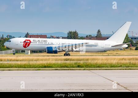 Stuttgart, Deutschland - Dezember 16, 2018: rollings Stones Boeing 767 Flugzeug am Flughafen Stuttgart (STR) in Deutschland. Boeing ist ein Hersteller von Flugzeugen Stockfoto