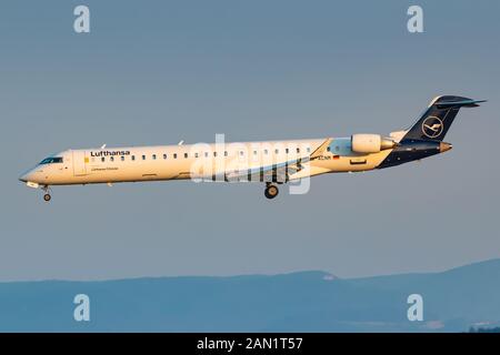 Stuttgart, Deutschland - 29. Juni 2018: Lufthansa Bombardier CRJ-900 Flugzeug am Flughafen Stuttgart (STR) in Deutschland. Bombardier ist ein Flugzeug herstellen Stockfoto