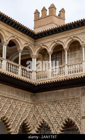 Eckdetails von polyloben und klassischen Bögen der Terrasse de las Doncellas und der Galeria Alta des Palacio del Rey Don Pedro im Echten Alcázar. Stockfoto