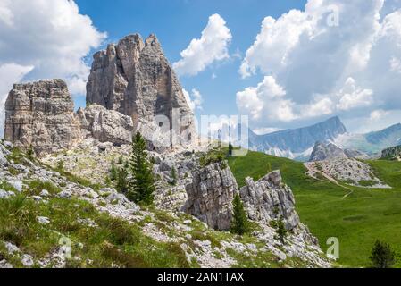 Felsformation in den Bergen der Alpen, Italien an einem klaren Sommertag Stockfoto