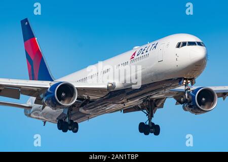 Frankfurt, Deutschland - 8. Juli 2018: Delta Air Lines Boeing 767 Flugzeug am Flughafen Frankfurt (FRA) in Deutschland. Boeing ist ein Flugzeug Hersteller b Stockfoto