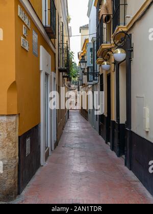 Die farbenfrohe, aber enge Calle Justino de Neve im Barrio de Santa Cruz von Sevilla. Stockfoto