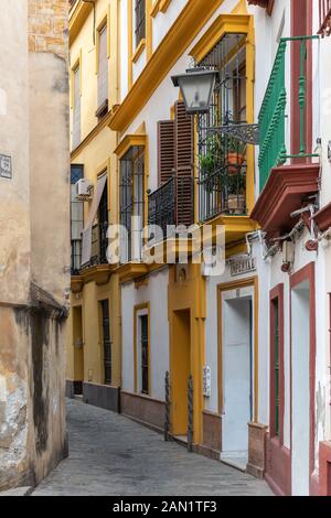 Bunte Häuser umgrenzen den schmalen Eingang zur Calle Imperial von Iglesia de San Estoban. Stockfoto