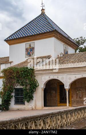 Das blau-weiß geflieste Keramikdach der Palasttreppe mit ihrem Wappen und der gotischen Balustrade der oberen Galerie der Casa de Pilatos Stockfoto