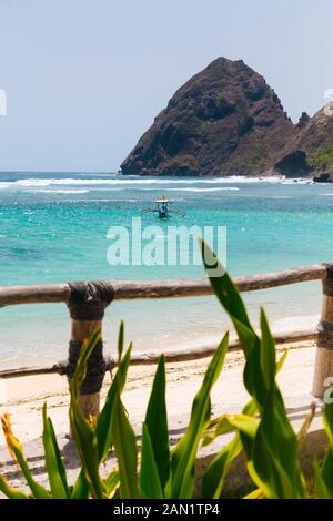 Malerische Aussicht auf Meer und Berge gegen blauen Himmel Stockfoto