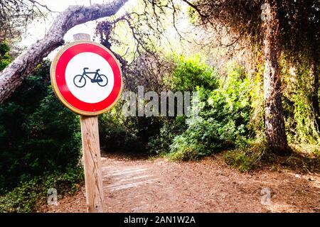 Keine Fahrräder erlaubt durch Waldwege. Stockfoto